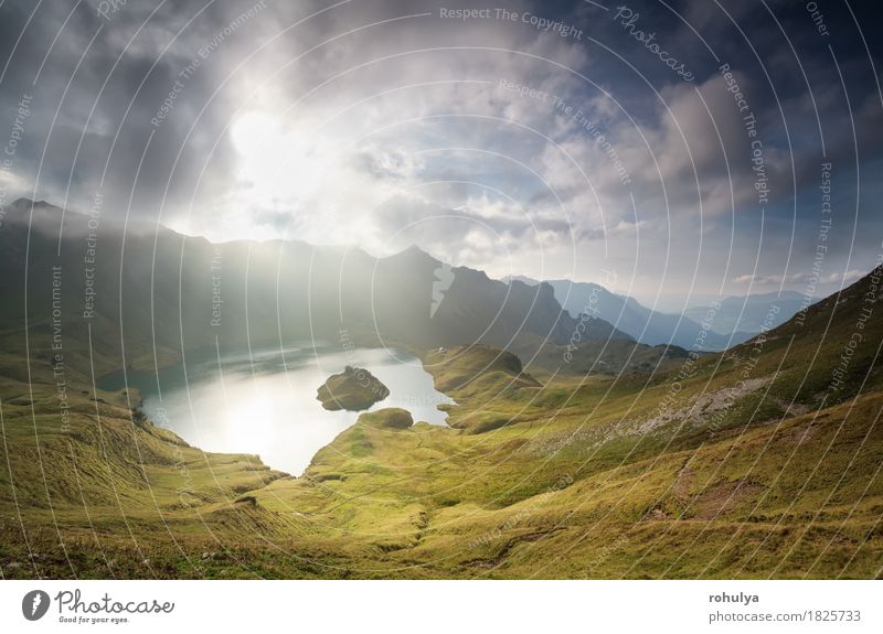 Herbst Sonnenlicht durch Wolken über alpinen See Ferien & Urlaub & Reisen Berge u. Gebirge Natur Landschaft Himmel Nebel Wiese Felsen Alpen Teich Stein wild