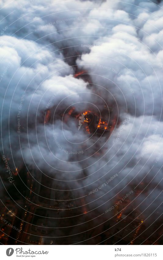 Streaming Wolken Stadt Verkehr Verkehrsmittel Verkehrswege Straßenverkehr Autobahn Luftverkehr Flugzeugausblick fliegen hoch orange schwarz weiß Elektrizität