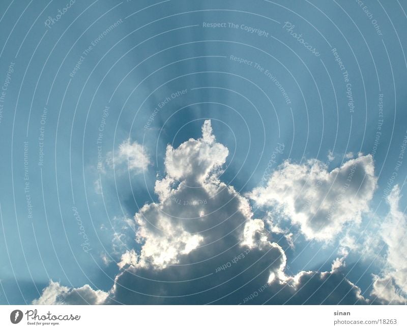 Wolken Licht Sonnenstrahlen schön Freundlichkeit kalt nass weiß Muster Strahlung Physik himmlisch Gegenlicht Schatten Himmel blau Farbe Regen Wasser Wetter