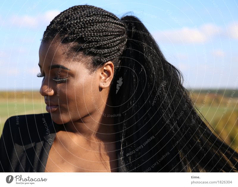 Sonia feminin Frau Erwachsene 1 Mensch Himmel Horizont Jacke Haare & Frisuren schwarzhaarig langhaarig Zopf Afro-Look beobachten Denken Blick warten schön Wärme