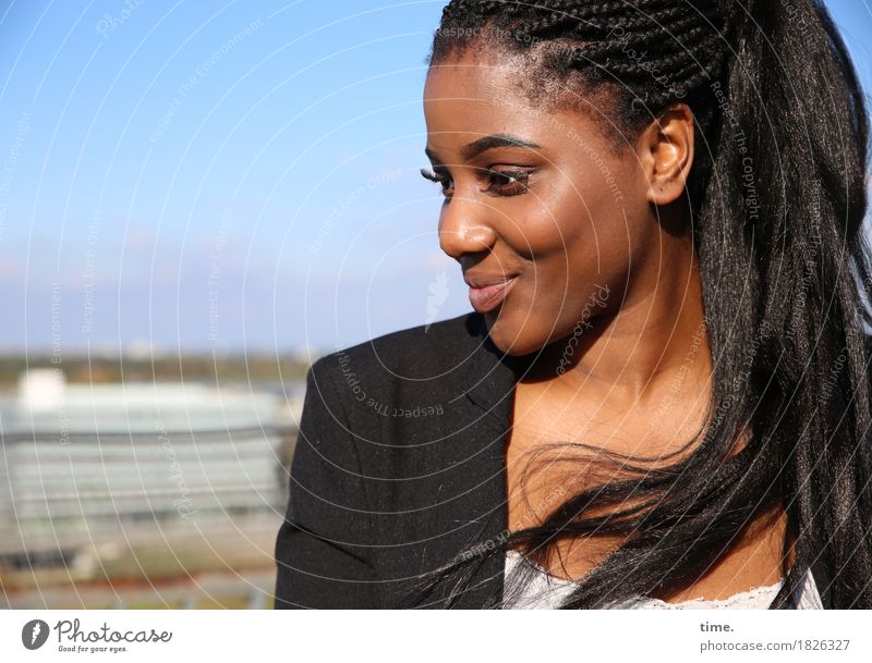 Sonia feminin Frau Erwachsene 1 Mensch Landschaft Schönes Wetter T-Shirt Jacke Haare & Frisuren schwarzhaarig langhaarig Rastalocken Afro-Look beobachten