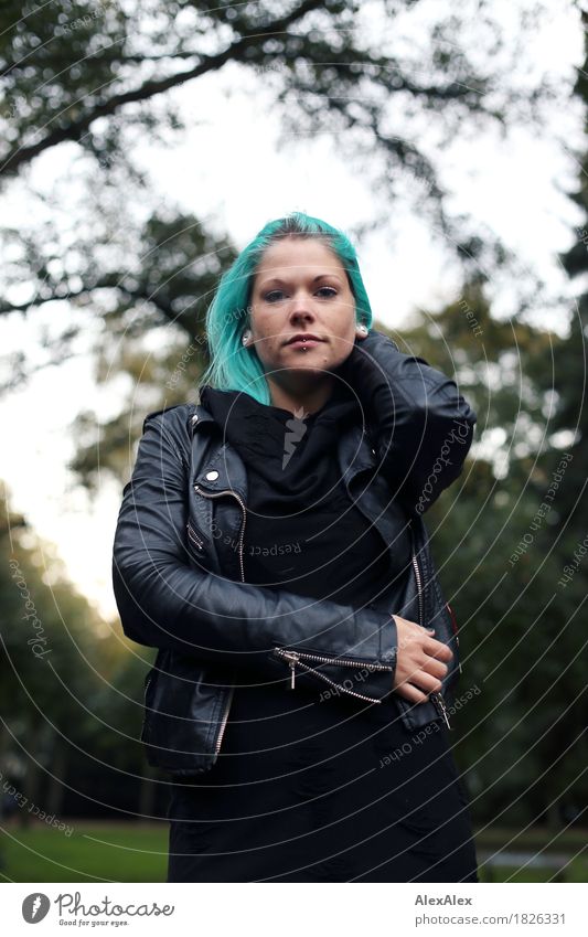 ikone Stil schön Junge Frau Jugendliche 18-30 Jahre Erwachsene Landschaft Schönes Wetter Baum Park Lederjacke Haare & Frisuren langhaarig türkis stehen