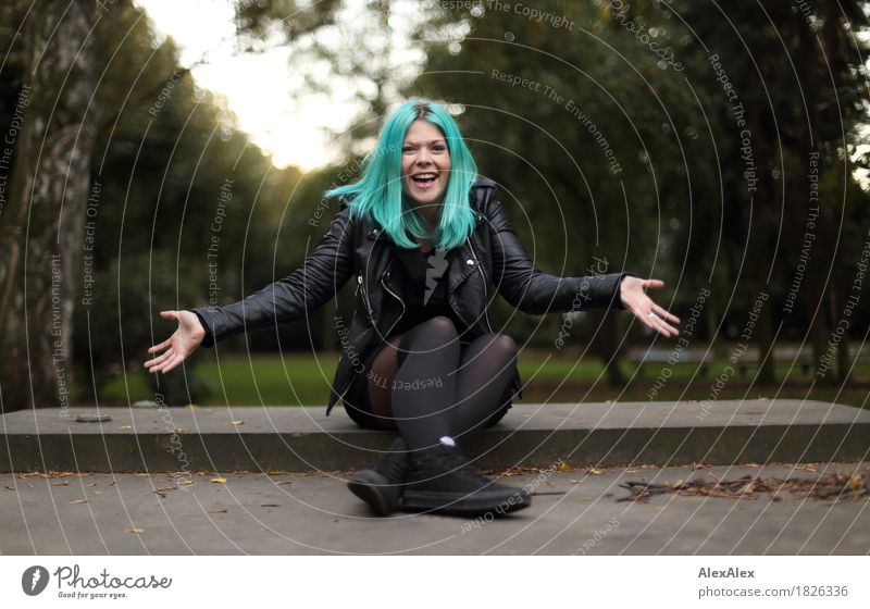 Portrait einer jungen, lachenden Frau mit türkisen Haaren, die ihre Arme ausstreckt Stil Freude schön Junge Frau Jugendliche 18-30 Jahre Erwachsene Landschaft