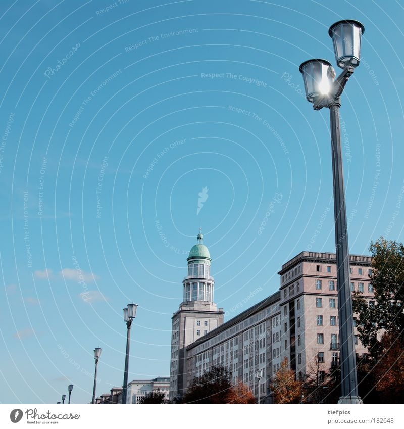 berlin, hauptstadt der ddr. Gedeckte Farben Textfreiraum links Sightseeing Haus Hauptstadt Fassade Verkehr blau Überwachung Stadt Deutschland Sozialismus