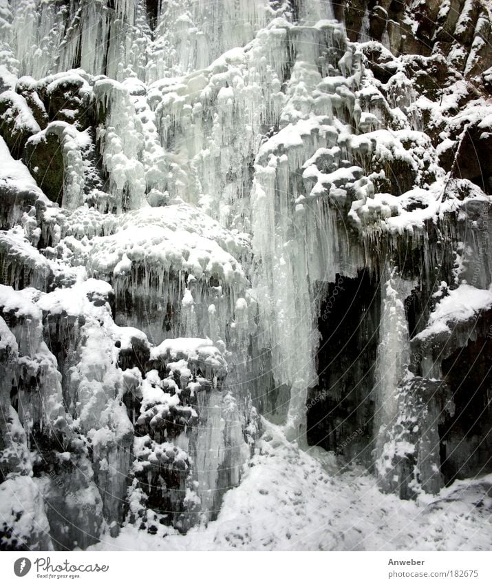 Eisfall mit Schnee und Eiszapfen Schwarzweißfoto Gedeckte Farben Außenaufnahme Detailaufnahme Menschenleer Abend Licht Schatten Kontrast Silhouette Umwelt Natur