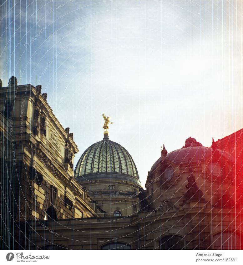 Ehrensache Farbfoto Gedeckte Farben Außenaufnahme Detailaufnahme Menschenleer Kontrast Sonnenlicht Himmel Schönes Wetter Dresden Stadt Altstadt Haus Bauwerk