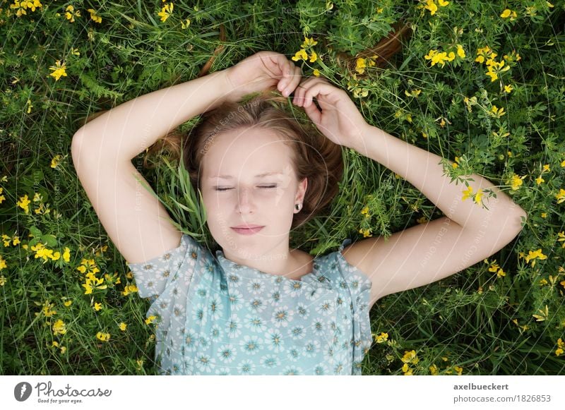 junge blonde Frau liegt mit geschlossenen Augen auf Blumenwiese Lifestyle schön Wohlgefühl Erholung Freizeit & Hobby Sommer Mensch feminin Junge Frau