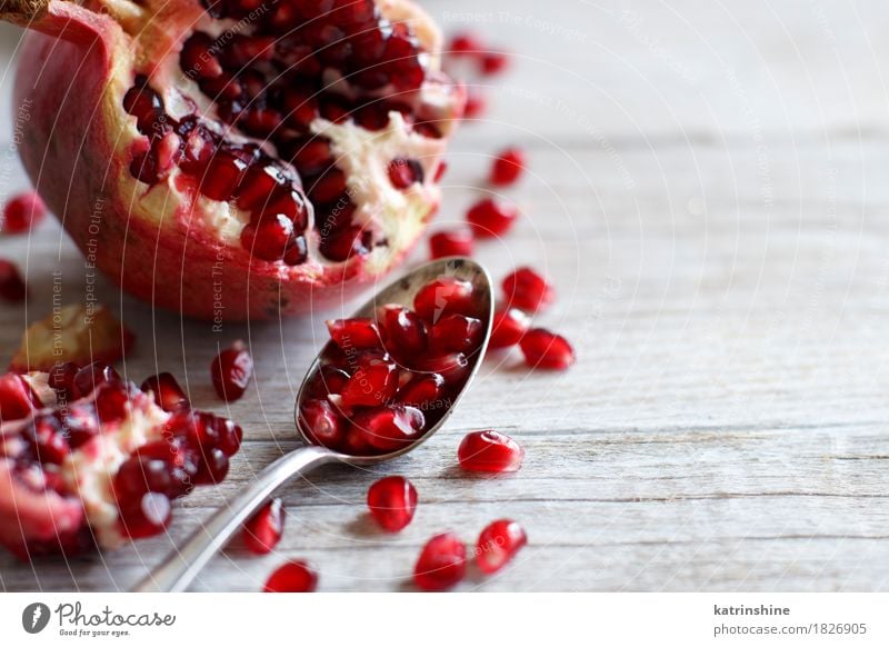 Öffnen Sie frische reife Granatäpfel Frucht Ernährung Vegetarische Ernährung Diät Löffel exotisch Holz lecker saftig braun rot Ackerbau Antioxidans Lebensmittel