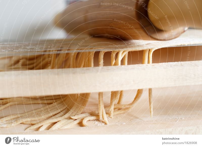 Making Spaghetti alla Chitarra mit einem Werkzeug Teigwaren Backwaren Ernährung Italienische Küche Tisch Gitarre machen dunkel frisch Tradition Zutaten manuell