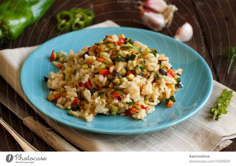 Risotto mit Gemüse Lebensmittel Getreide Ernährung Mittagessen Abendessen Vegetarische Ernährung Diät Teller Flasche Gabel Holz lecker Koch kochen & garen