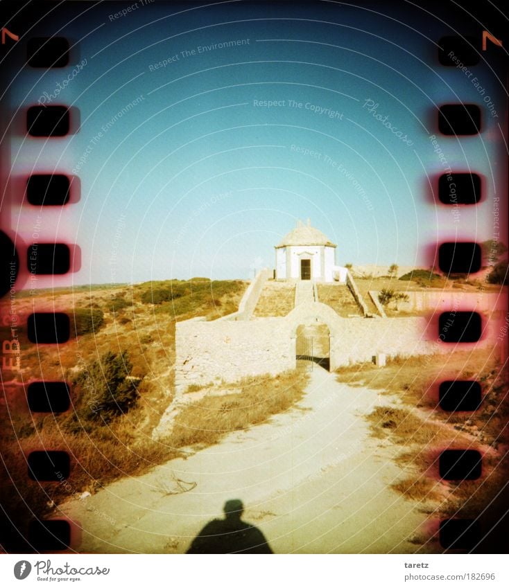 Bald am Ziel Mensch Sand Wolkenloser Himmel Sträucher Portugal Kapelle Mauer Wand Treppe Tor Fußweg Kreuz Bewegung Einsamkeit Ferien & Urlaub & Reisen Wärme