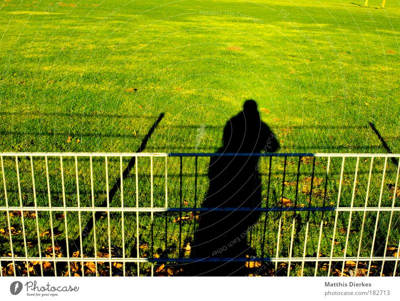 Schatten Mensch Mann Fotograf Selbstportrait Verzerrung Sonne Zaun Rasen Sportrasen Wiese Fußballplatz Blick Publikum Kreisliga