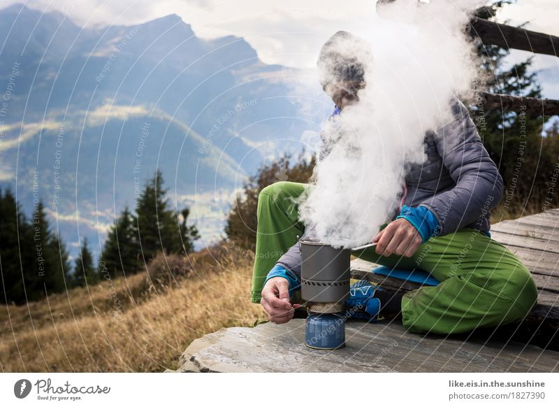 Essen ist fertig! Ernährung Picknick Topf Abenteuer Berge u. Gebirge wandern maskulin Junger Mann Jugendliche Erwachsene Leben 1 Mensch 30-45 Jahre Landschaft