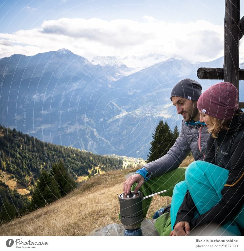 Weißwurstfrühstück mit Aussicht Ernährung Ausflug Freiheit Sommerurlaub Berge u. Gebirge wandern Klettern Bergsteigen maskulin feminin Frau Erwachsene Mann