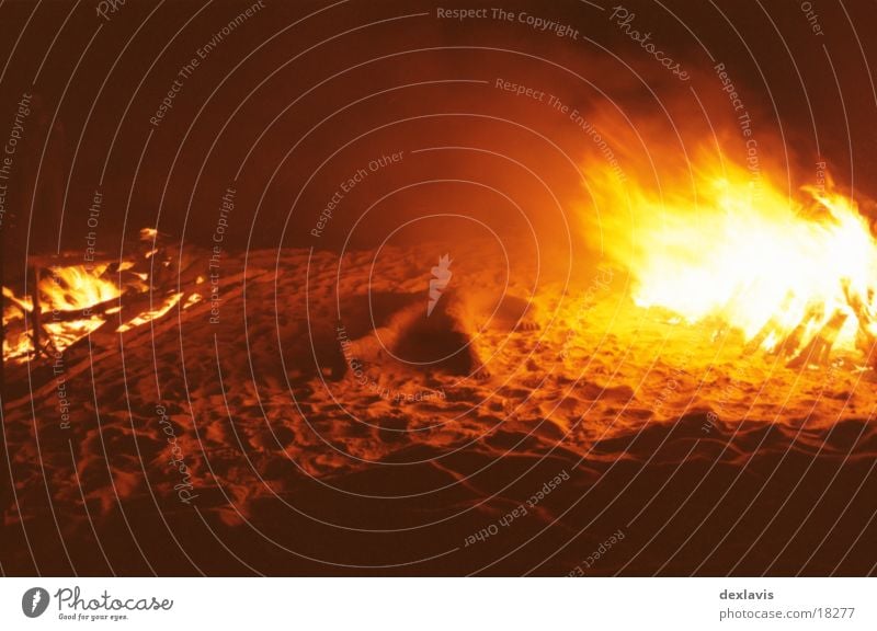 Trockenschwimmer Skulptur brennen Mann Nacht Strand Sand Brand liegen Traurigkeit