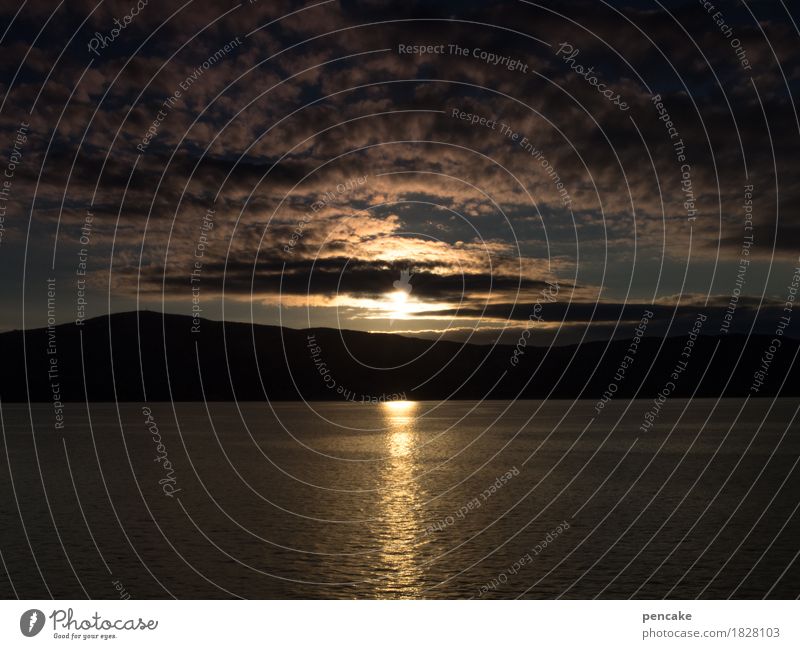 genießen | nachtruhe Landschaft Urelemente Wasser Himmel Wolken Herbst Berge u. Gebirge Fjord Meer authentisch dunkel Frieden Gelassenheit Horizont Idylle