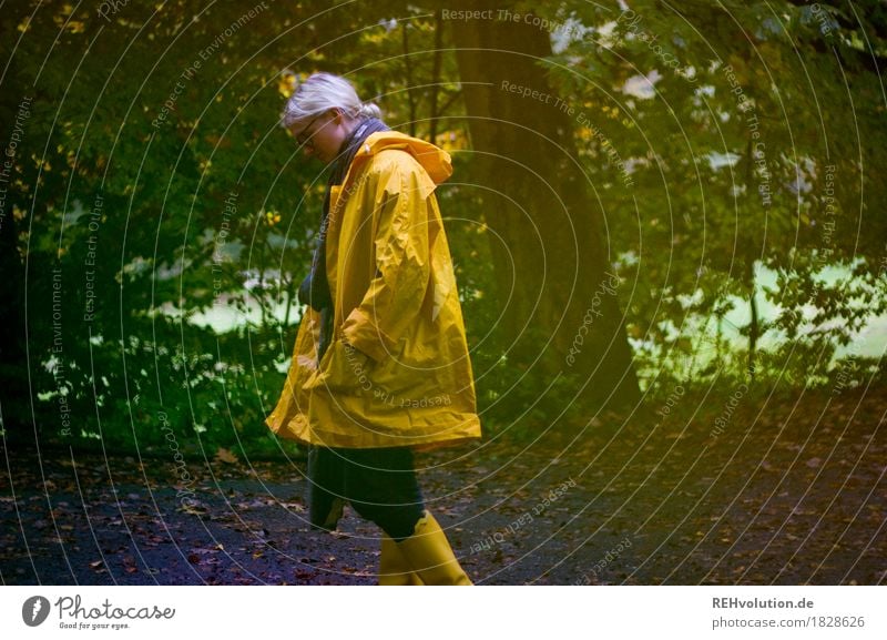 Jule | im Herbst Mensch feminin Junge Frau Jugendliche 1 18-30 Jahre Erwachsene Umwelt Natur Wald Bekleidung Schutzbekleidung Jacke Regenjacke Brille