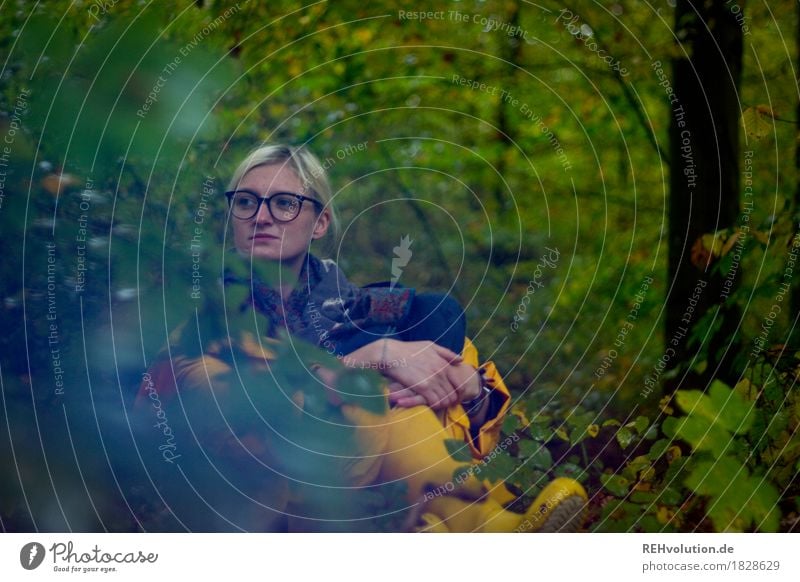 Jule | im Wald Mensch feminin Junge Frau Jugendliche 1 18-30 Jahre Erwachsene Umwelt Natur Pflanze Baum Sträucher Regenjacke Brille Gummistiefel blond