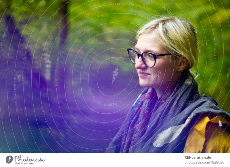 Jule | im Herbst Mensch feminin Junge Frau Jugendliche Gesicht 1 18-30 Jahre Erwachsene Umwelt Natur Landschaft Baum Wald Regenjacke Brille Schal