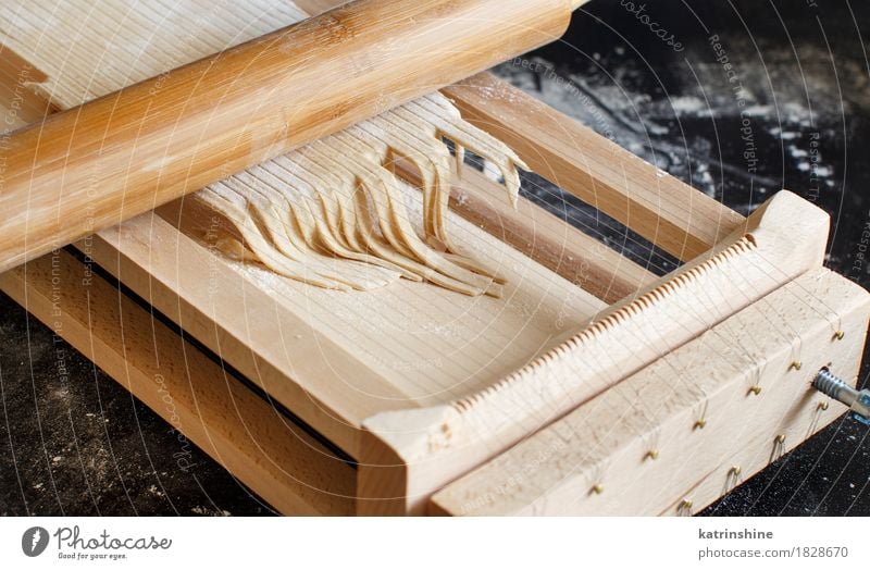 Making Spaghetti alla Chitarra mit einem Werkzeug Teigwaren Backwaren Ernährung Italienische Küche Tisch machen dunkel frisch Tradition Zutaten manuell