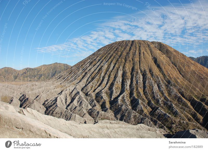 Am Fuße des Bromo Natur Landschaft Erde Himmel Wolken Sommer Schönes Wetter Wärme Dürre Hügel Felsen Berge u. Gebirge Vulkan Wüste alt Erholung genießen