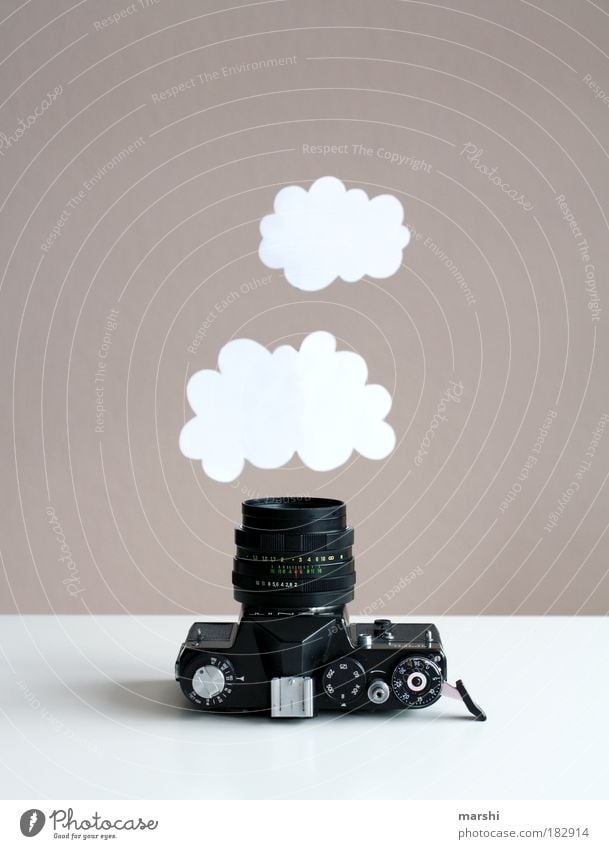 Traumwölkchen einfangen Farbfoto Innenaufnahme Stil Freizeit & Hobby Wolken hängen alt weiß Fotokamera Fotografie Fotografieren analog träumen Traumwelt