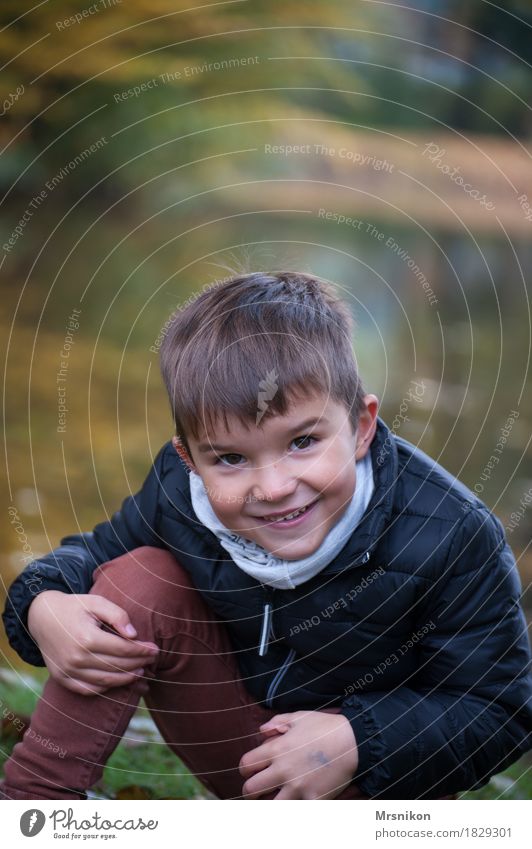 Freude Kind Junge Kindheit Leben 1 Mensch 3-8 Jahre Glück Fröhlichkeit lustig lachen brünett schön Herbst herbstlich See Seeufer Außenaufnahme hockend Oktober