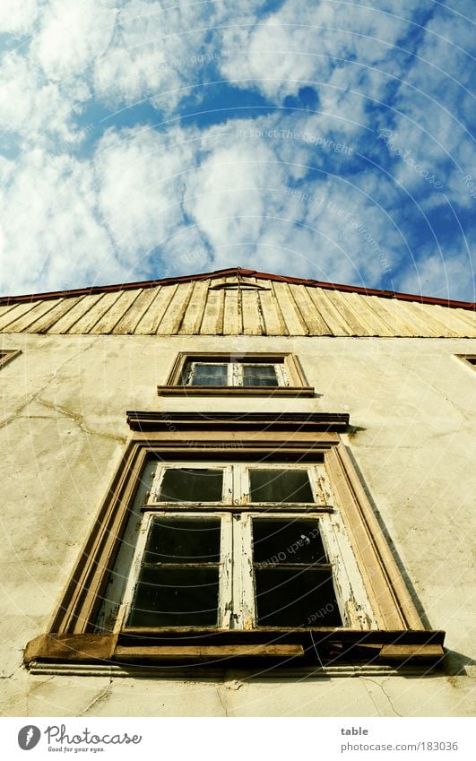 Giebelwand Farbfoto Menschenleer Textfreiraum oben Sonnenlicht Froschperspektive Haus Handwerk Baustelle Himmel Schönes Wetter Mehrfamilienhaus Mauer Wand