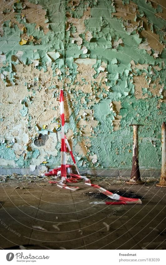 schranke Farbfoto mehrfarbig Innenaufnahme abstrakt Muster Strukturen & Formen Menschenleer Tag Licht Schatten Industrie alt Armut dreckig authentisch