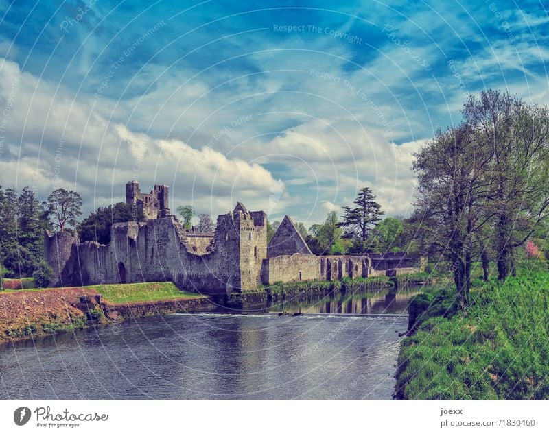 Adare Desmond Castle Tourismus Himmel Fluss Republik Irland Burg oder Schloss Ruine Mauer Wand Sehenswürdigkeit Denkmal alt historisch blau grün Idylle