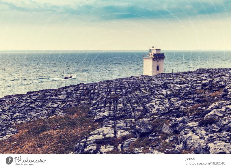 Kleine Leuchte Wasser Himmel Felsen Wellen Küste Meer Insel Republik Irland Leuchtturm Gebäude Fischerboot fahren klein blau braun grau weiß bizarr Horizont