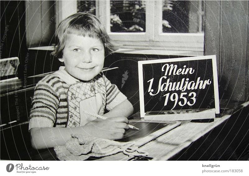 Nekrolog Schwarzweißfoto Innenaufnahme Oberkörper Blick nach vorn Schule Klassenraum Schüler 1. Schuljahr Einschulung Mensch Mädchen Kindheit Haare & Frisuren