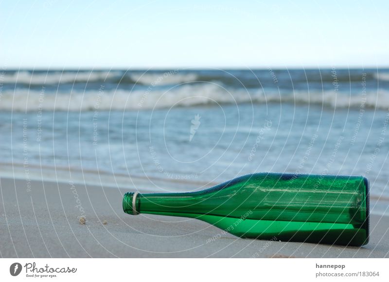 leerpost Farbfoto Außenaufnahme Nahaufnahme Tag Sonnenlicht Schwache Tiefenschärfe Flasche Strand Meer warten grün Traurigkeit Einsamkeit Vergänglichkeit