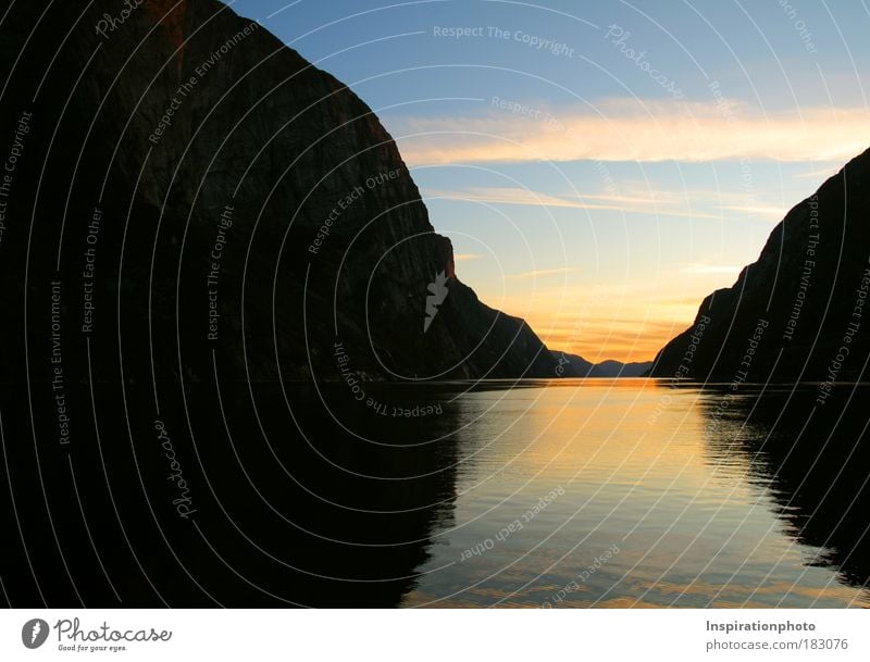 Lysefjord Farbfoto Außenaufnahme Menschenleer Textfreiraum links Textfreiraum oben Abend Dämmerung Licht Schatten Kontrast Silhouette Reflexion & Spiegelung