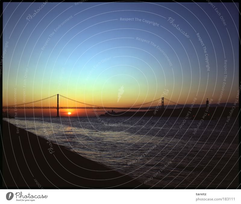 Die Stille vor dem Tag Wasser Sonne Sommer Schönes Wetter Küste Flussufer Tejo Lissabon Portugal Sehenswürdigkeit Wahrzeichen Ponte 25 de Avril Autobahn