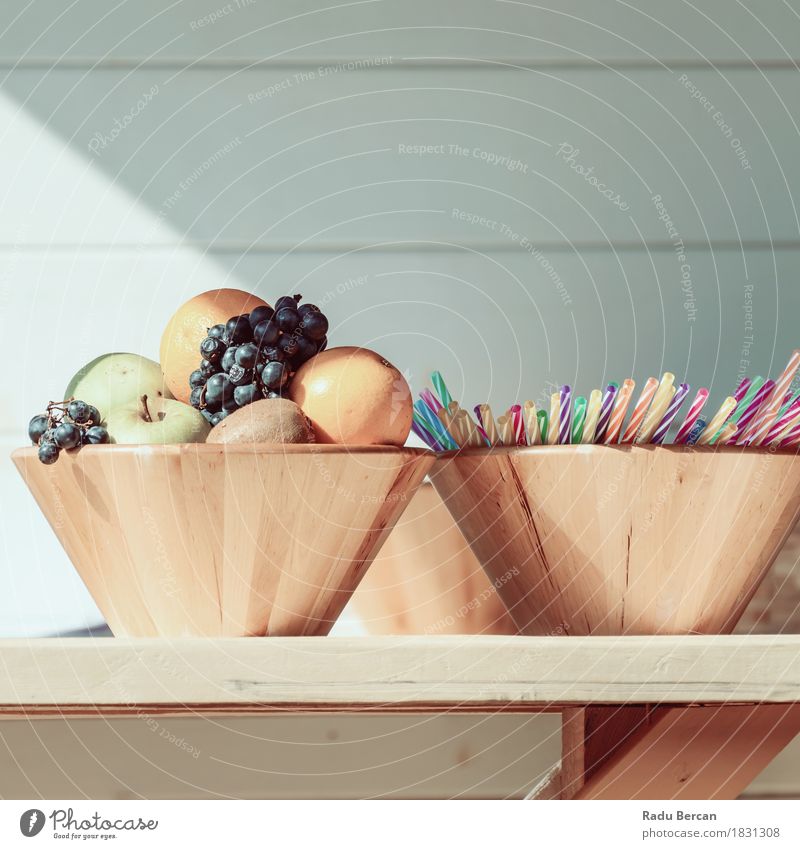 Obstschale und bunte Strohhalme auf Tabelle Lebensmittel Frucht Apfel Orange Ernährung Essen Frühstück Diät Schalen & Schüsseln Trinkhalm Sommer Tisch Natur