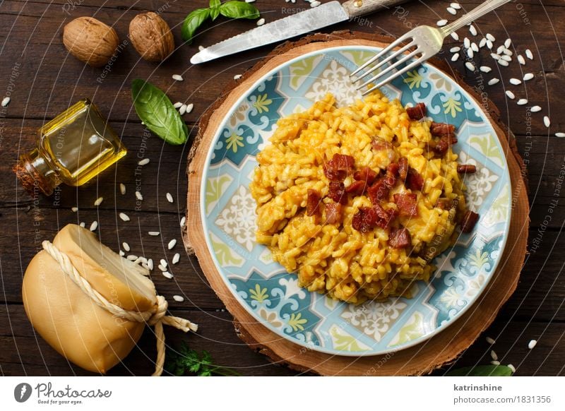 Risotto mit einem Kürbis und einem Speck Käse Gemüse Getreide Kräuter & Gewürze Öl Ernährung Mittagessen Abendessen Diät Teller Schalen & Schüsseln Flasche