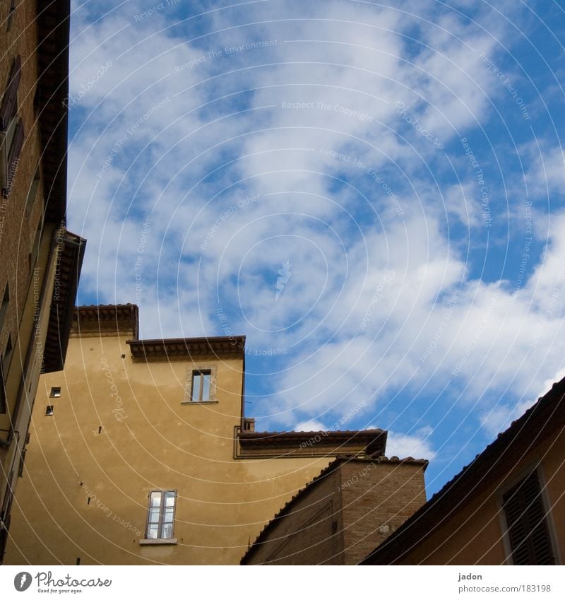 treppauf.treppab. Außenaufnahme Textfreiraum oben Tag Wohnung Haus Baustelle Himmel Mauer Wand Fassade Häusliches Leben eckig Geborgenheit Stil Treppe