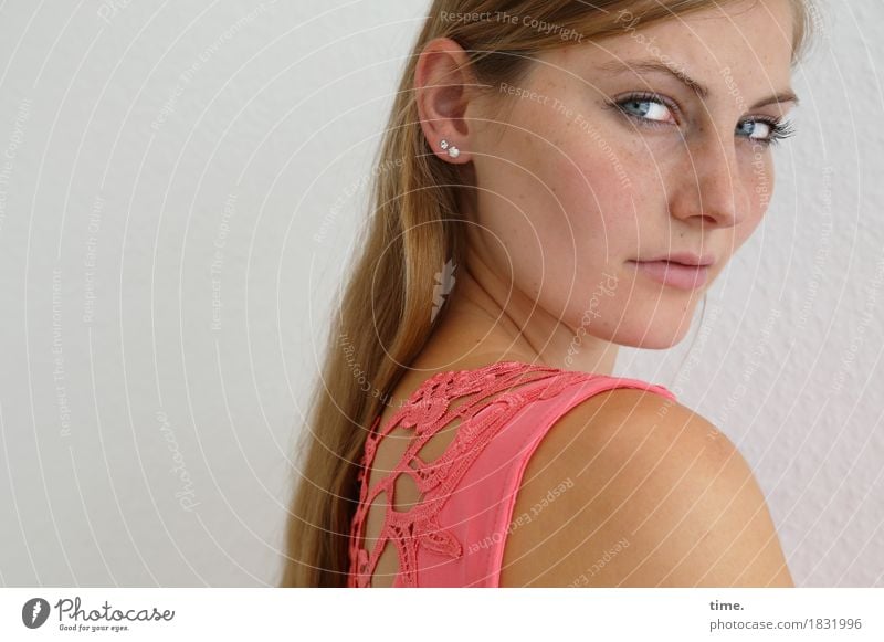 Frau mit Schulterblick feminin 1 Mensch Kleid Schmuck blond langhaarig beobachten Denken Blick lernen warten schön selbstbewußt Coolness Willensstärke