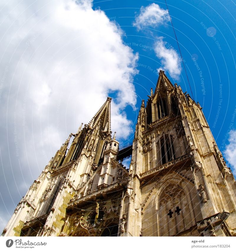 Der Draht nach Oben Bildung theologie Kunst Umwelt Himmel Wolken Sommer Schönes Wetter Regensburg Altstadt Kirche Dom Sehenswürdigkeit Stein Vertrauen Hoffnung