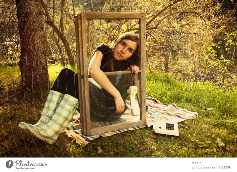 Not at home Farbfoto Außenaufnahme Tag Abend Sonnenlicht Ganzkörperaufnahme Blick in die Kamera Mensch feminin Junge Frau Jugendliche Erwachsene 1 Landschaft