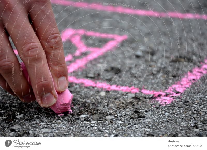 pimp the street Starke Tiefenschärfe Verkehrswege Straßenverkehr Straßenkreuzung Wege & Pfade Autobahn zeichnen rosa Hand Finger malen Kreide Straßenkreide