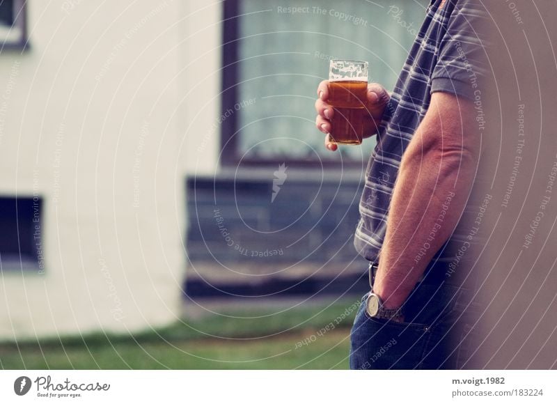 Prost, Paul. Farbfoto Gedeckte Farben Außenaufnahme Textfreiraum links Abend Starke Tiefenschärfe Profil Alkohol Bier trinken maskulin Mann Erwachsene Arme Hand