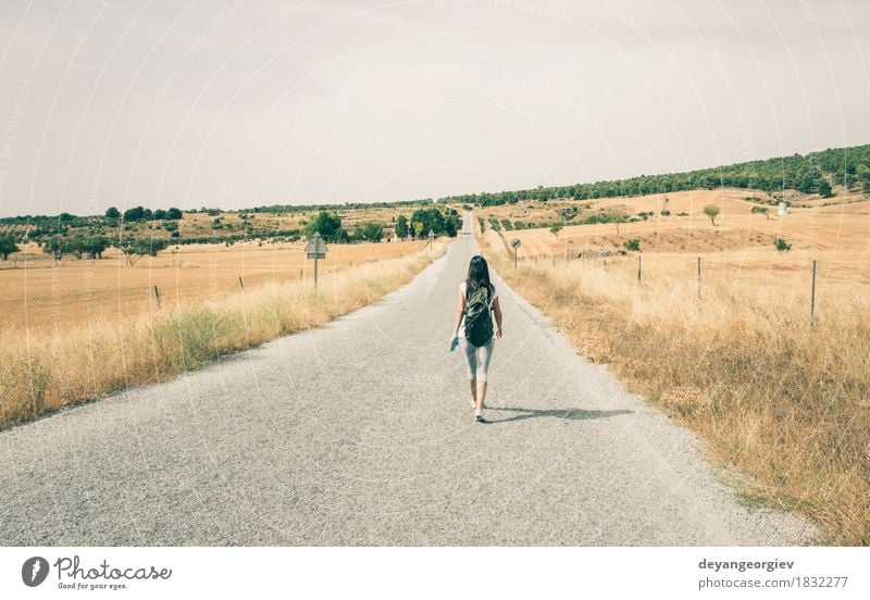 Frau mit Rucksack gehend auf die Straße Lifestyle schön Leben Ferien & Urlaub & Reisen Ausflug Sommer Mensch Mädchen Erwachsene Kino Natur Himmel Baum Gras