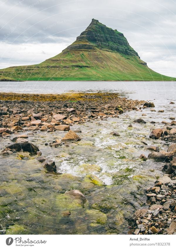 Kirkjufell - der schönste Berg der Welt Ferien & Urlaub & Reisen Tourismus Ausflug Abenteuer Ferne Sightseeing Natur Landschaft Wasser Himmel Wolken Wetter