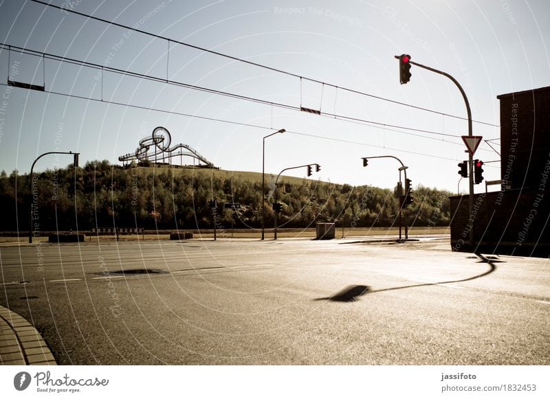 das Gebilde Kunst Kunstwerk Skulptur Hügel Duisburg Sehenswürdigkeit Wahrzeichen Tiger and Turtle Ampel elegant groß Achterbahn Deutschland Kreuzung Landmarke