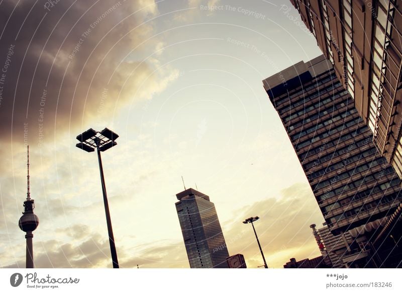 the centre. Farbfoto Außenaufnahme Menschenleer Abend Dämmerung Froschperspektive Himmel Berlin Alexanderplatz Stadt Hauptstadt Stadtzentrum Skyline Hochhaus