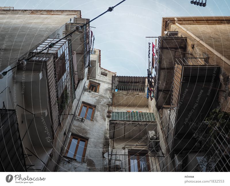 blick nach oben Ferien & Urlaub & Reisen Tourismus Ausflug Abenteuer Ferne Freiheit Sightseeing Städtereise Kreuzfahrt Kabel Himmel Napoli Neapel Stadt