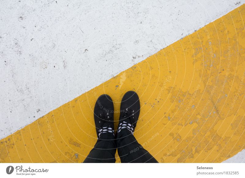 Los gehts Mensch Beine Fuß 1 Strümpfe Schuhe Linie Streifen Stadt gelb standhaft Ordnungsliebe Beginn Zufriedenheit gleich Kontrolle Punkt Farbfoto