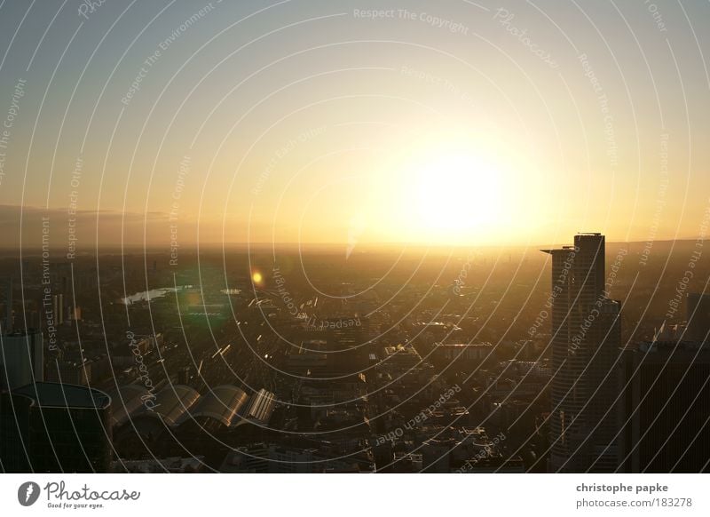 Feuerball über Frankfurt Himmel Wolkenloser Himmel Sonne Sonnenaufgang Sonnenuntergang Sonnenlicht Frankfurt am Main Stadtzentrum Skyline Haus Hochhaus